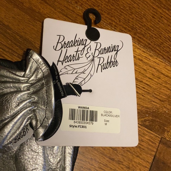 Breaking hearts and burning rubber size medium Wanda motorcycle gloves - Picture 2 of 4